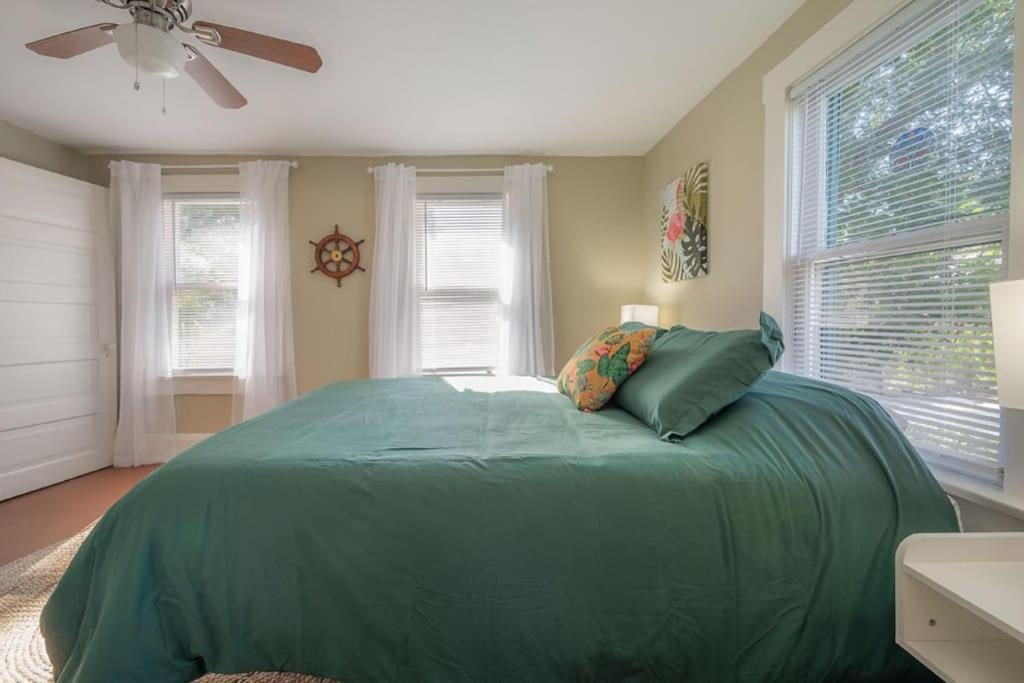 Serene Beachy Bungalow With Large Screened Porch! Tampa Exteriér fotografie