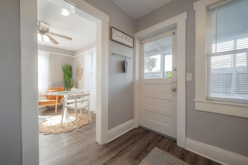 Serene Beachy Bungalow With Large Screened Porch! Tampa Exteriér fotografie